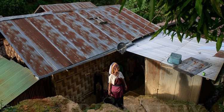 Kayan ‘Long Neck’ Refugees From Myanmar Struggle as Thailand’s Tourism Crashes