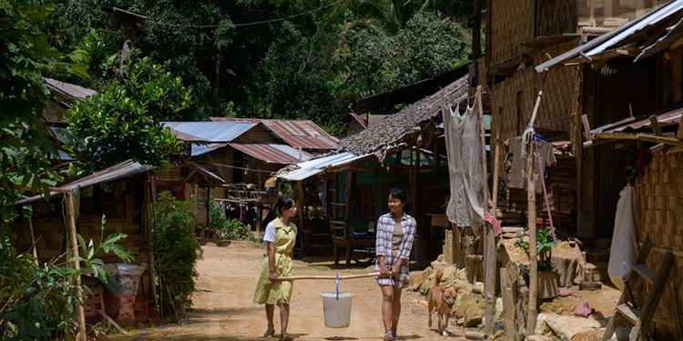 Kayan ‘Long Neck’ Refugees From Myanmar Struggle as Thailand’s Tourism Crashes