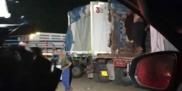 Rice and oil bound for Myanmar soldiers was taken back by Thailand on Tuesday at midnight. / The Irrawaddy