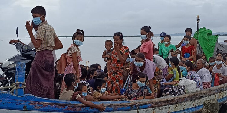 Civilians displaced by fighting in Rathedaung Township. / May Yu Tun / Facebook
