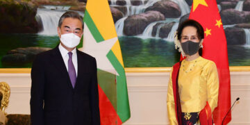Myanmar State Counselor Daw Aung San Suu Kyi (right) and Chinese Foreign Minister Wang Yi in Naypyitaw on January 12. / State Counselor Office