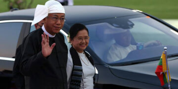 President U Htin Kyaw and First Lady Daw Su Su Lwin greet guests arriving at a state dinner on his inauguration day on March 30, 2016. / The Irrawaddy