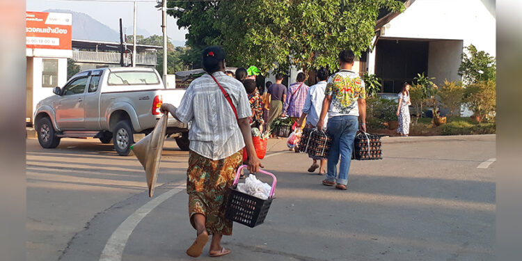 Local residents from Three Pagodas Pass, Karen State, cross the border into Thailand in December 2019. / Lawi Weng / The Irrawaddy