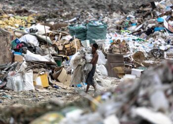 Scavengers at the Dawei Chaung landfill. / Aung Kyaw Htet / The Irrawaddy