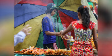 A food vendor during Thingyan Water Festival in 2015. / The Irrawaddy