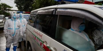 Health workers in Yangon’s South Okkalapa Township during the second wave of COVID-19 in August 2020. / The Irrawaddy