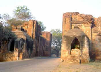Bagan Authorities Ban Heavy Vehicles Through Tharapa Gate