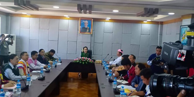 State Counselor Daw Aung San Suu Kyi meets Karenni representatives at Kayah State's guest house on Jan. 15. / Progressive Karenni People Force