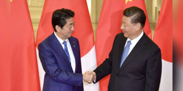 Japanese Prime Minister Shinzo Abe (left) and Chinese President Xi Jinping. / Kyodo