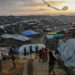 Rohingya refugee children fly improvised kites at the Kutupalong refugee camp near Cox's Bazar, Bangladesh on December 10, 2017. / REUTERS