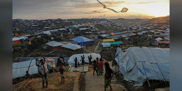 Rohingya refugee children fly improvised kites at the Kutupalong refugee camp near Cox's Bazar, Bangladesh on December 10, 2017. / REUTERS