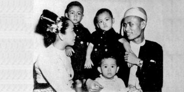 A portrait of Gen. Aung San’s family including Daw Khin Kyi (far left) and baby Aung San Suu Kyi in the center. 