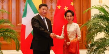 Myanmar State Counselor Daw Aung San Suu Kyi and Chinese President Xi Jinping pose for a photo during their meeting in Naypyitaw in January 2020. / Myanmar State Counselor’s Office