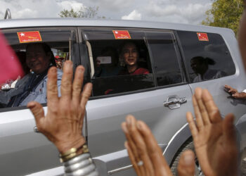 Suu Kyi Calls on Supporters to Vote for ‘Real Change’
