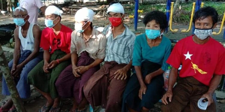 NLD supporters who were injured in a clash with USDP campaigners on Saturday. / Kyaw Zeya Oo / Hinthada