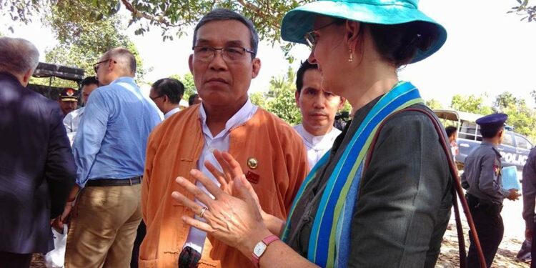 United Nations Resident and Humanitarian Coordinator Renata Dessallien speaks with Arakan State Chief Minister U Nyi Pu. / RCM / Facebook