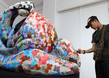 A mixed-media sculpture by artist Ang Banang, ‘No Way Out’, is shown as part of the ‘08:06:06’ group contemporary art exhibition at Moon Art Gallery.  / Myo Min Soe / The Irrawaddy