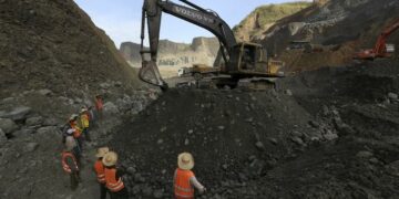Miners search for jade stones at a mine dump at a Hpakant jade mine in Kachin State, Burma on November 28, 2015. / Soe Zeya Tun / Reuters