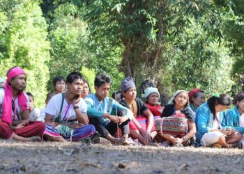 A group of ethnic Karen and Karenni gathers in Kheshorter Forest in Mutraw District (Papun District), Karen State, to learn and share how they protect their forests from destruction, November 2016. / KESAN