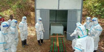 Volunteers wearing PPE prepare for the funeral of a patient who died of COVID-19 in Chin State’s Tonzang. / CJ