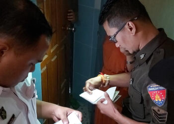 Immigration officials check the documents of Chinese citizens in Myawaddy. / Win Zaw / Facebook