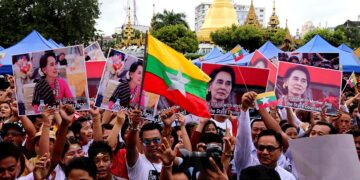 Hundreds of people gathered in front of the City Hall in Yangon to watch the televised diplomatic address made by State Counselor Daw Aung San Suu Kyi on Tuesday. / Thet Htun Naing / The Irrawaddy