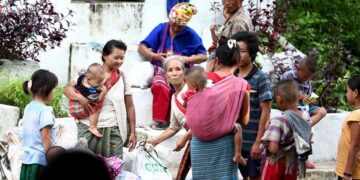 Ethnic Karen civilians take shelter in a Myaing Gyi Ngu monastery in September 2016. / Myo Min Soe / The Irrawaddy