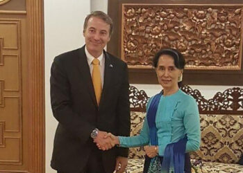 Myanmar State Counselor Daw Aung San Suu Kyi and EU Ambassador Kristian Schmidt pose for a photo after meeting in Naypyitaw in October 2017. / EU in Myanmar