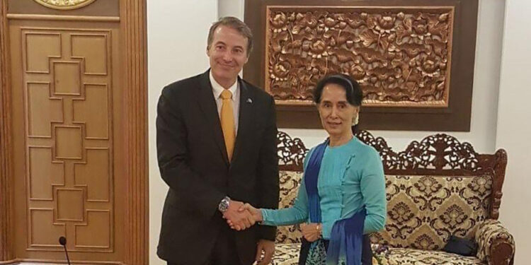 Myanmar State Counselor Daw Aung San Suu Kyi and EU Ambassador Kristian Schmidt pose for a photo after meeting in Naypyitaw in October 2017. / EU in Myanmar