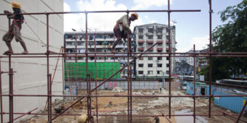 Labourers work on a scaffold at a construction site in downtown Rangoon, October 31, 2013. / Minzayar / Reuters