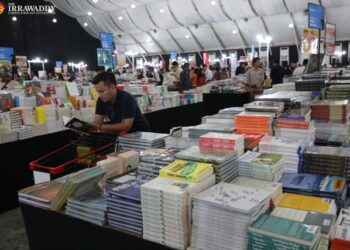 The Big Bad Wolf sale last year in Yangon. / Myo Min Soe. / The Irrawaddy