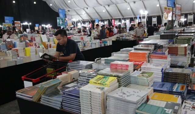 The Big Bad Wolf sale last year in Yangon. / Myo Min Soe. / The Irrawaddy