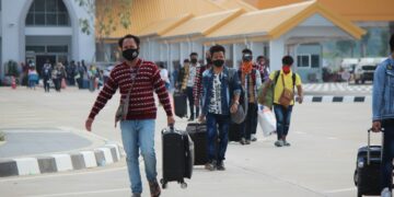 Myanmar migrant workers return from Thailand via the Mae Sot-Myawaddy border post in July amid COVID-19. / The Irrawaddy