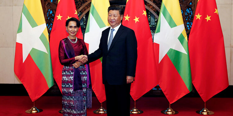 State Counselor Daw Aung San Suu Kyi (left) and Chinese President Xi Jinping (R) pose for the media before a meeting at the Diaoyutai State Guesthouse in Beijing on Aug. 19, 2016. / Reuters 