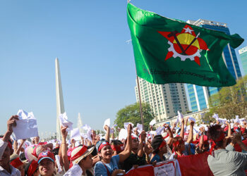 Hundreds of workers in Yangon call for their right to participate in making labor-related decisions in 2017. / The Irrawaddy