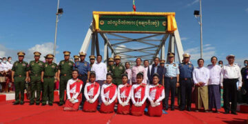 Group photo of coup leader Senior General Min Aung Hlaing and other attendees at the bridge’s renaming ceremony on June 1.