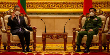 Chinese Foreign Minister Wang Yi and Myanmar military chief Snr-Gen Min Aung Hlaing in Naypyitaw in January 2021. / Chinese Embassy