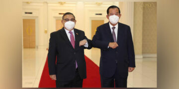 Myanmar regime-appointed Foreign Minister Wunna Maung Lwin (left) and Cambodian Prime Minister Hun Sen in Phnom Penh on Tuesday. / Samdech Hun Sen, Cambodian Prime Minister / Facebook