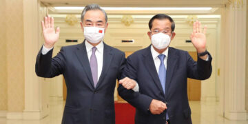 Chinese Foreign Minister Wang Yi (left) and Cambodian Prime Minister Hun Sen in Phnom Penh in September 2021. / Samdech Hun Sen, Cambodian Prime Minister / Facebook