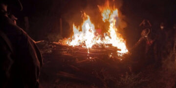 The corpses of killed villagers are burned by villagers and PDF members in Gangaw on Monday. / Gangaw PDF