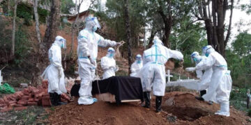 Volunteers bury the body of a COVID-19 patient in Tonzang, Chin State, on June 3. / Tonzang Awging