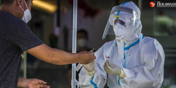 Medical staff in Yangon take swab samples from returnees for COVID-19 tests on June 7, 2020. / The Irrawaddy