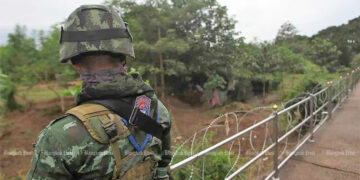 A Thai soldier stands guard at the border with Myanmar in Mae Sot district of Tak Province. / Nutthawat Wicheanbut / Bangkok Post