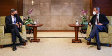 US State Department Counselor Derek Chollet (left) meets Singapore Foreign Minister Vivian Balakrishnan in Singapore on Oct. 20. / Vivian Balakrishnan / Facebook