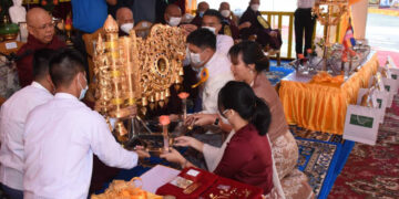 Min Aung Hlaing’s son Aung Pyae Sone (second from right), Aung Pyae Sone’s wife Myo Yadana Htike (third from right) and Min Aung Hlaing’s daughter Khin Thiri Thet Mon (fourth from right) offer a new pennant-shaped vane for the Kyaik Devi pagoda to Dhammasuta Chekinda for consecration on Dec. 18 / Myawady