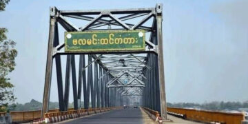 The Balaminhtin Bridge, which spans the Irrawaddy River, seen from the Myitkyina side. / Kachin Wave