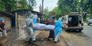 Volunteers carry the body of a COVID-19 victim from her home to the cemetery in Katha, Sagaing Region on July 16, 2021. / New Generation Youth Volunteer Association-Katha / Facebook