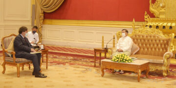 Myanmar coup leader Snr-Gen Min Aung Hlaing meets with Bill Richardson on Nov. 2, 2021 in Naypyitaw. / Cincds