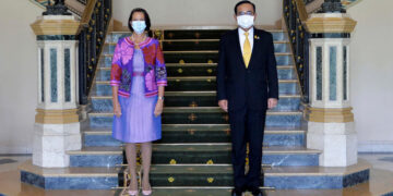 United Nations Special Envoy to Myanmar Christine Schraner Burgener (left) and Thailand's Prime Minister Prayuth Chan-o-cha pose for a photo prior to a meeting at Government House in Bangkok, Thailand, Friday, May 14, 2021. / Thai Government Spokesman Office