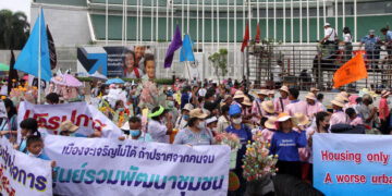 People from civic groups led by the Four Slum Region Network, a respected local grassroots NGO, protest in front of the UN office in Bangkok last year to ask for help with housing problems. / Wichan Charoenkiatpakul / Bangkok Post
